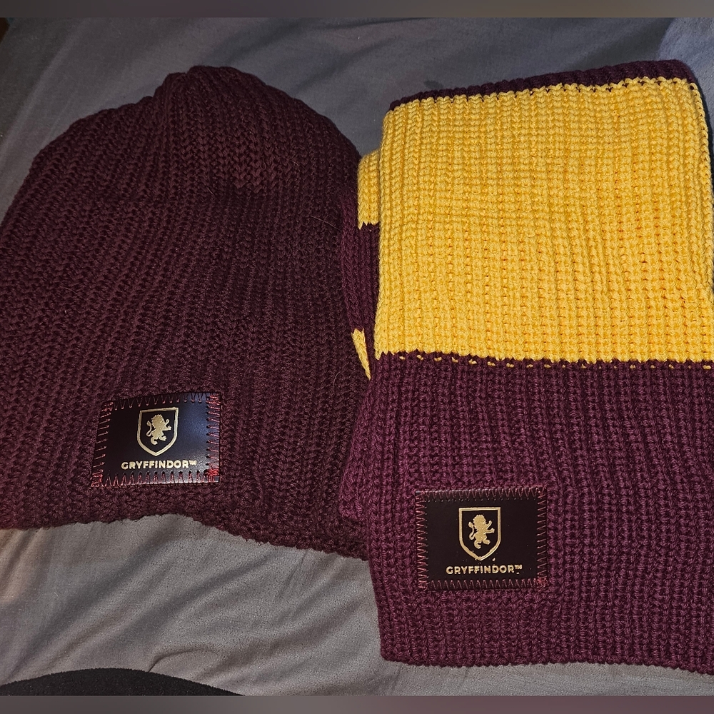 Harry Potter Gryffindor hat & scarf